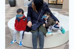 苍井空出门只帮自己戴口罩 被轰不懂照顾小孩