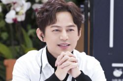 何炅与男星亲密摸脸？微博爆3千万顶流的瓜掀热议