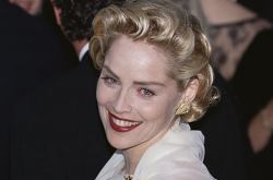 好莱坞潜规则 莎朗斯通爆遭导演哄骗脱裤