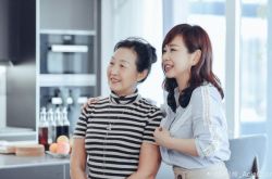 陈松伶双膝跪地服侍婆婆穿鞋 嫁豪门地位低下