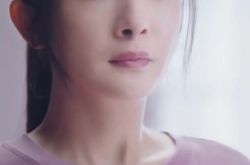 杨幂近照鼻孔一大一小怎么回事