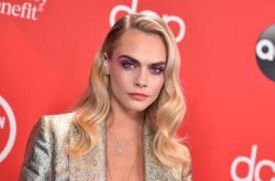 卡拉·迪瓦伊是男的还是女 自爆想隆乳男女通杀