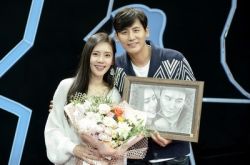 秋瓷炫老公出轨了吗？给​​美女坐腿上动图疯传