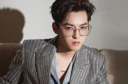 昔和吴亦凡开豪奢趴选妃？王思聪自黑舔狗急切割