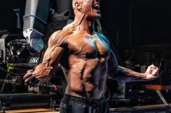 巨石强森疯狂健身练不出6块肌怎么回事