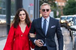 丹尼尔克雷格瑞秋怀兹外出用餐像 像在拍大片街拍