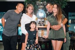 洗米华罕见放闪老婆亲密合照 辣模小三生4胎认分手