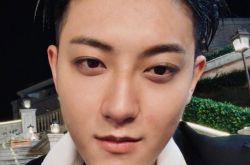 黄子韬怒轰娱乐圈乱象 拍戏吃饭要陪酒