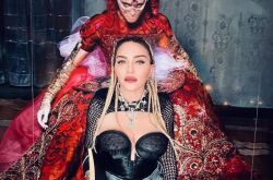 天后麦当娜大尺度辣照被骂翻 老了非常不妥