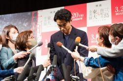 东出昌大爆遭经纪公司开除 拍片Call女友来过夜