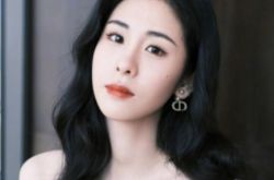 张碧晨深夜被拍喝醉挽男人过夜 才爆华晨宇带新欢回家