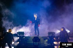 王嘉尔登国际音乐节爆假唱 张艺兴送祝贺遭酸蹭热度