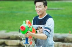 旋风少女吴磊戏水湿身 迎风夫妇”熊猫眼抢镜 