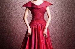 张申英女帝图片曝光 一袭红裙展女王气质 