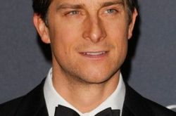 荒野求生贝尔格里尔斯照片曝光 一个站在食物链顶端的男人 