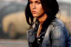 汽车人引领一个时代的潮流 梅根福克斯变形金刚剧照显性感 