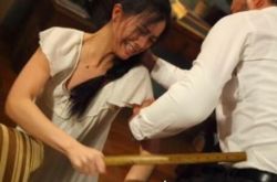 文咏珊大追捕剧照出炉 父女档片中演绎家暴秀演技 