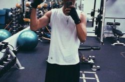 周柏豪肌肉自拍半裸出镜 大秀肌肉男友力十足 