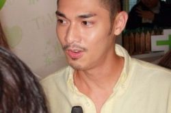 喜爱夜蒲关楚耀人气爆棚 自曝拍三级片有反应 