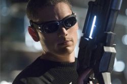 美剧闪电侠第二季海报唯美 效仿母剧反转剧情 