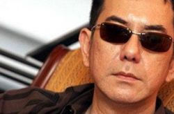 古惑仔洪兴大飞哥怒了 黄秋生约架“猪粉” 