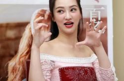 黄灿灿泡沫之夏发布会吸引各方的关注 撩拨技能更上一层楼 