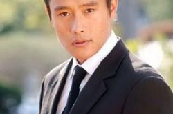 韩国歌曲春雨李秉宪等街头送拥抱 韩影《局内人》大热 