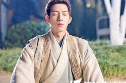 井柏然穿梭千年剧照汉服出街 再掀复古风潮 