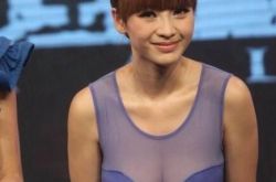 柳岩蓝色透视装尽显身材 岩岩新剧上演30年虐恋 