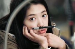 朴信惠医生剧照依旧美艳 问题少女变身女神医生 