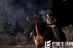 美国电影大地惊雷剧情简介 14岁女孩追踪杀父凶手的故事 