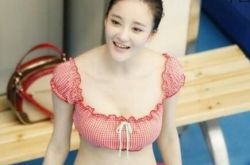 李小萌泳装照性感迷人 近日与王雷出演《爱人同志》 