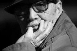 国产老电影破案片《恐怖夜》 警察乔装打扮破解案情 