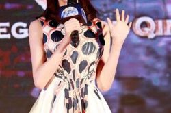 胡冰卿秦时明月发布会人气高  小清新女神变身陆毅乖女儿 