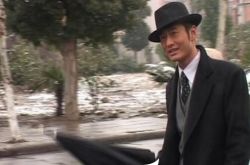 黄晓明许文强打伞剧照帅气十足 看男神如何超越经典 