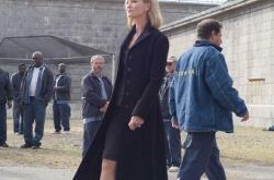 琼·艾伦出演过的电影之死亡飞车 看女神化身邪恶典狱长 