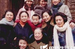 李明启主演的电视剧家有九凤 九个女儿之间故事温馨感人 