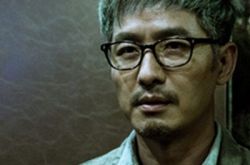 “大叔”郭晓东演的电影《少年》   白发颠覆出镜 