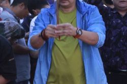 张族权作品《决不放弃》欣赏 少年历经坎坷寻找伤人真相 