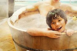 《非常父子档》曝海报特辑 李治廷文梅森木桶泡澡超萌 