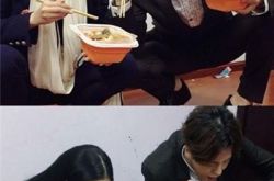 张馨予蹲地吃盒饭尽显霸气 新剧《思美人》遭雨戏镜头折磨 