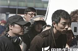 《嫌疑人》朴熙顺孔侑共同出演 女主抱大熊玩偶卖萌 