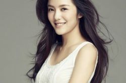 蔡文静胸部暴露上演床咚大戏 新剧曝粉红剧照 