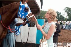戴安琳恩电影《一代骄马》 讲述女子与爱驹创下三冠的故事 