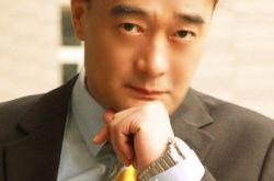 王建新演过的电视剧《新水浒》 称偶像剧像打酱油 