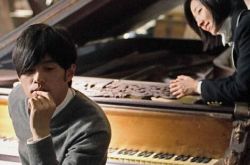 演员桂纶镁会弹钢琴吗  周杰伦拍四指联弹NG高达70多次 