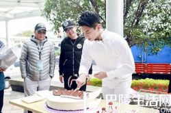 《一粒红尘》曝剧照  吴奇隆片场庆生温馨有爱 