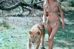 森林女王坦娅罗伯茨剧照狂野美艳 看其在原始森林里上蹿下跳 