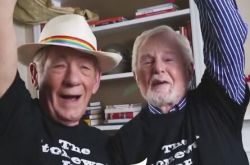 德里克雅各比和他伴侣生活和谐 主演同志喜剧展现别样乐趣 