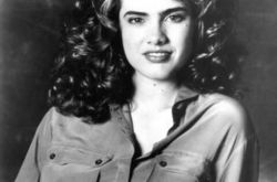 希瑟兰根坎普图片充满复古情调 出演经典恐怖片令人战栗不已 